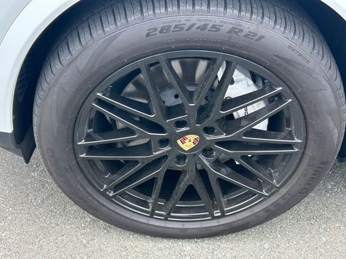Used 2024 Porsche Cayenne Coupe AWD/4WD image 3