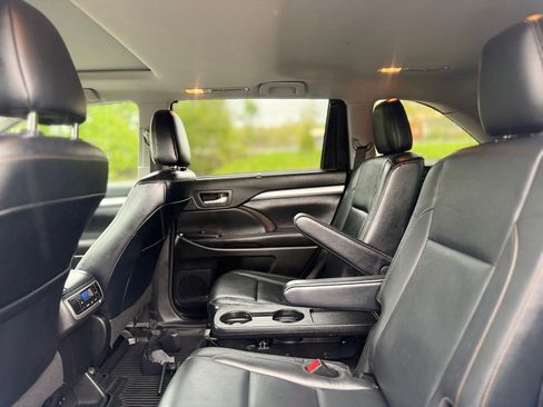 Used 2018 Toyota Highlander XLE AWD/4WD image 24