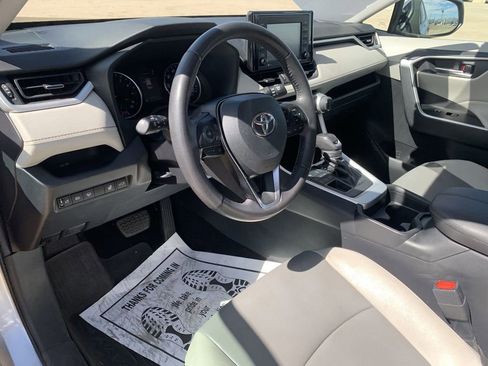 Used 2021 Toyota RAV4 XLE Premium image 8