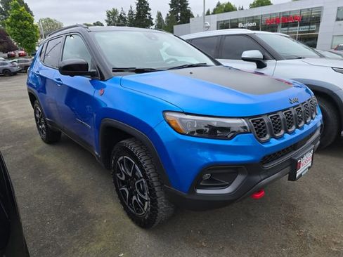 Used 2025 Jeep Compass Trailhawk w/ Trailhawk Elite Group AWD/4WD image 2
