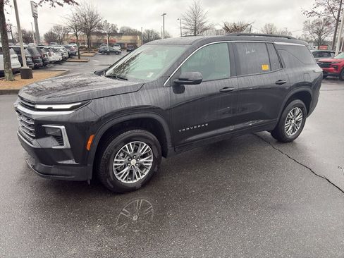 Used 2025 Chevrolet Traverse LT image 3