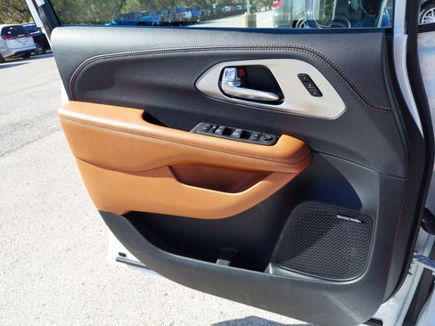 New 2026 Chrysler Pacifica Pinnacle image 30
