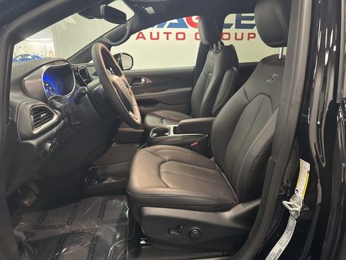 New 2026 Chrysler Pacifica Select w/ S Appearance Package image 16