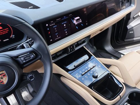 Certified 2025 Porsche Cayenne AWD/4WD image 15