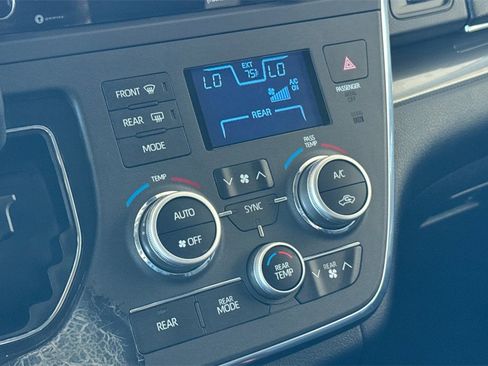 Used 2018 Toyota Sienna SE image 19