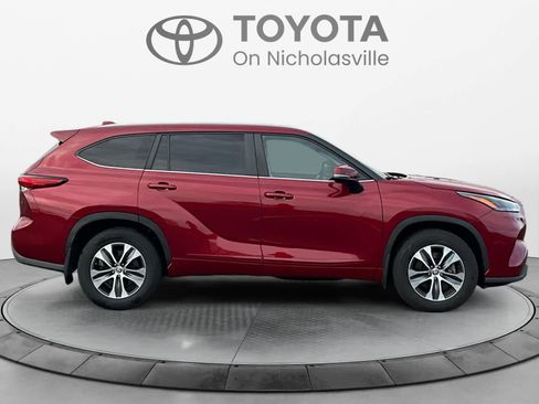 Used 2023 Toyota Highlander XLE image 7