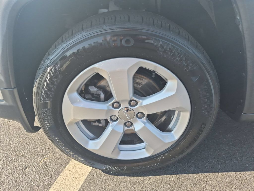 Used 2018 Jeep Compass Latitude w/ Popular Equipment Group FWD image 9