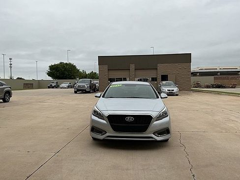 Used 2017 Hyundai Sonata SE FWD image 2
