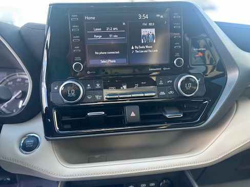 Used 2022 Toyota Highlander XLE image 17