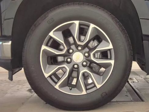 Used 2022 Chevrolet Silverado 1500 LT AWD/4WD image 11