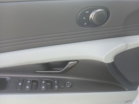 New 2025 Hyundai Elantra Limited image 16