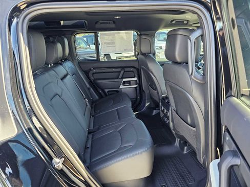 New 2024 Land Rover Defender 110 SE image 11