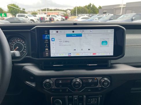 Used 2024 Jeep Gladiator Sport AWD/4WD image 8