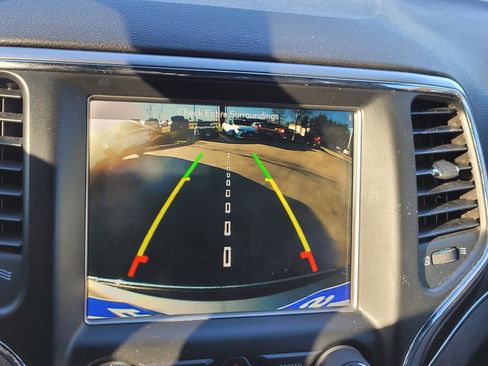 Used 2018 Jeep Grand Cherokee Limited image 10