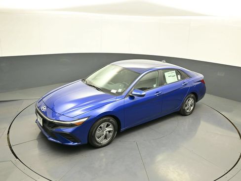 Certified 2025 Hyundai Elantra SE FWD image 32