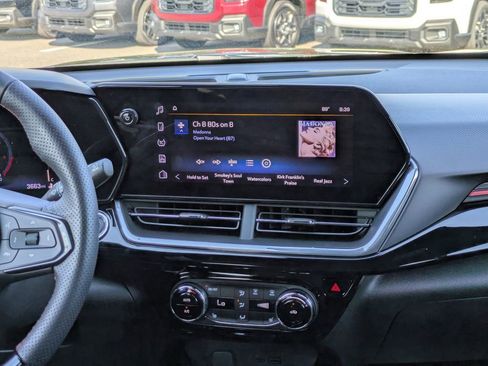 Used 2025 Chevrolet Trax RS w/ Sunroof Package image 17