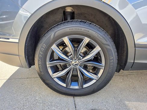 Certified 2023 Volkswagen Tiguan SE w/ Panoramic Sunroof Package AWD/4WD image 9