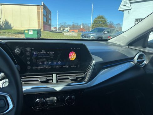 Used 2025 Chevrolet Trax LT w/ LT Convenience Package image 34