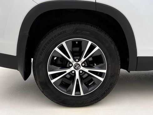 Used 2019 Toyota Highlander LE AWD/4WD image 28