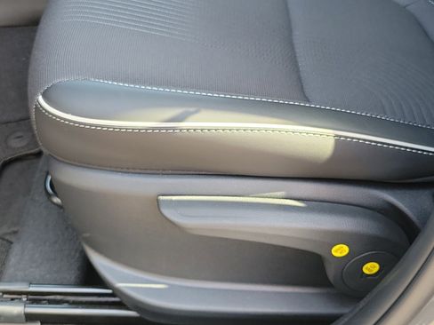 Certified 2025 Hyundai Venue Limited FWD image 19