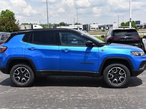 Used 2025 Jeep Compass Trailhawk AWD/4WD image 5