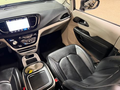 Used 2023 Chrysler Pacifica Touring-L FWD image 52