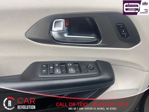 Used 2021 Chrysler Pacifica Touring-L image 15