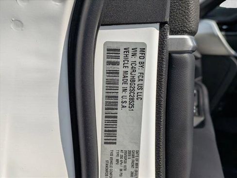 Used 2025 Jeep Grand Cherokee Limited w/ Black Appearance Package image 25