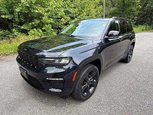 Used 2024 Jeep Grand Cherokee Limited w/ Black Appearance Package AWD/4WD image 2