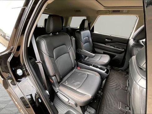 Used 2025 Nissan Pathfinder SL w/ SL Premium Package FWD image 17