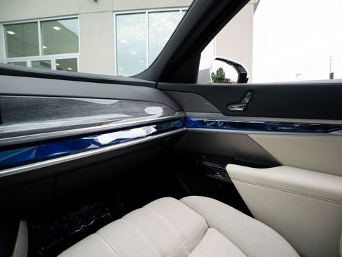 Used 2023 BMW 760i xDrive AWD/4WD image 44