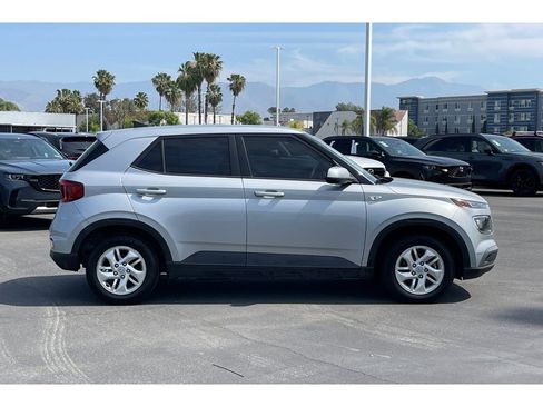 Used 2021 Hyundai Venue SE FWD image 8