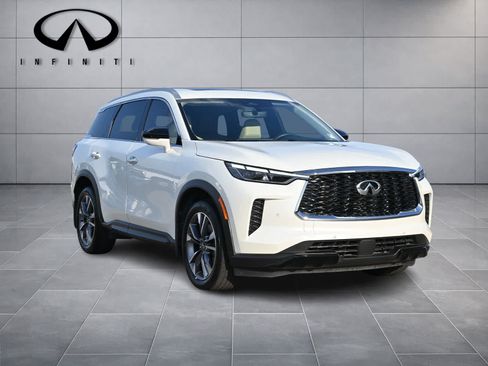 Used 2024 INFINITI QX60 Luxe w/ Vision Package FWD image 3