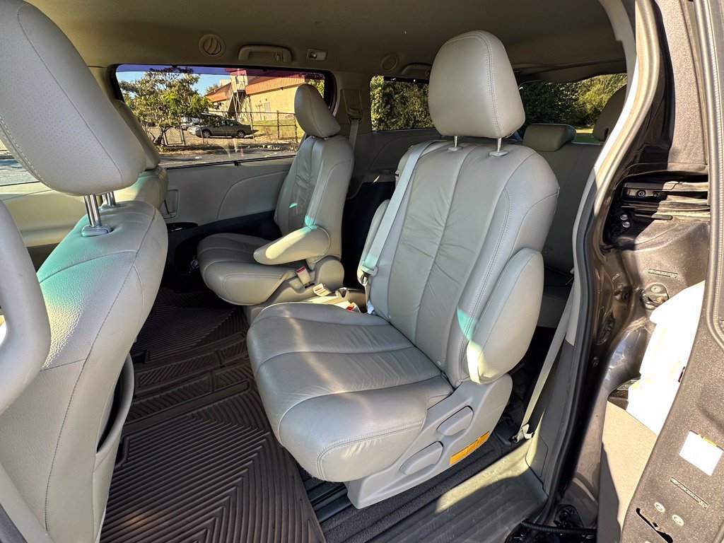 Used 2012 Toyota Sienna LE FWD image 27