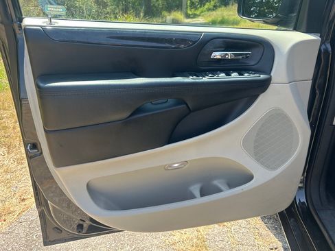 Used 2019 Dodge Grand Caravan SE w/ UConnect Hands-Free Group FWD image 7