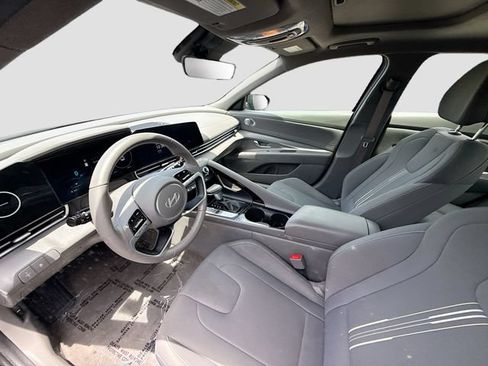 Certified 2025 Hyundai Elantra SEL FWD image 20
