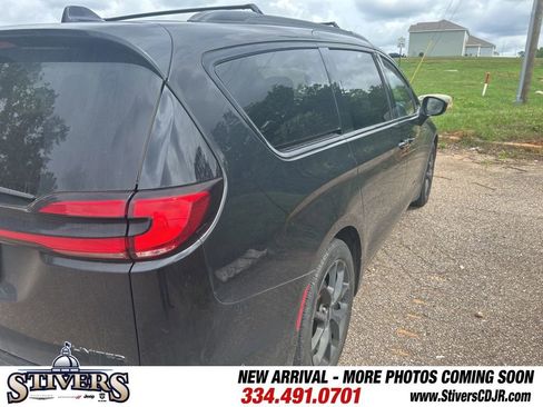 Used 2023 Chrysler Pacifica Limited w/ Uconnect Theater Family Group FWD image 7
