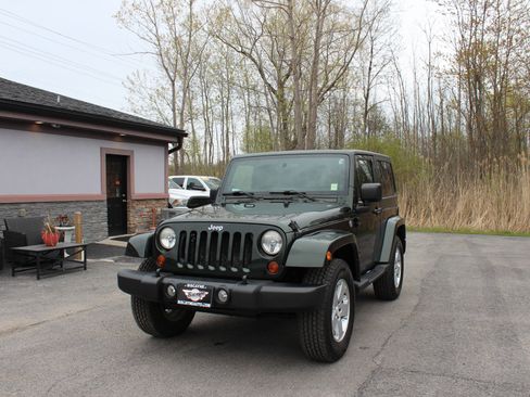 Used 2011 Jeep Wrangler Sahara w/ Connectivity Group AWD/4WD image 12