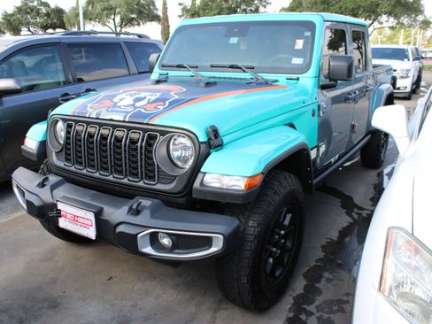 Used 2025 Jeep Gladiator Sport AWD/4WD image 3