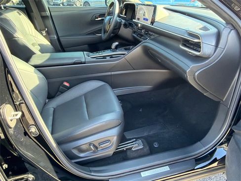 Used 2023 Toyota Crown Limited image 13