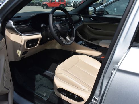 Used 2025 Jeep Grand Cherokee Limited w/ Luxury Tech Group II image 12