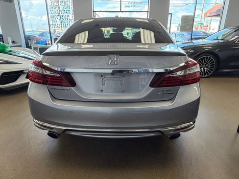 Used 2017 Honda Accord Touring image 10