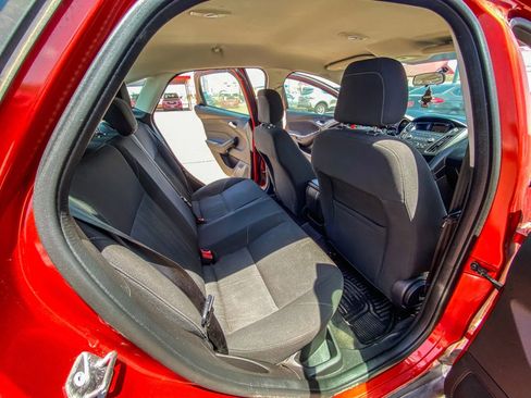 Used 2018 Ford Focus SE w/ SE Appearance Package image 28