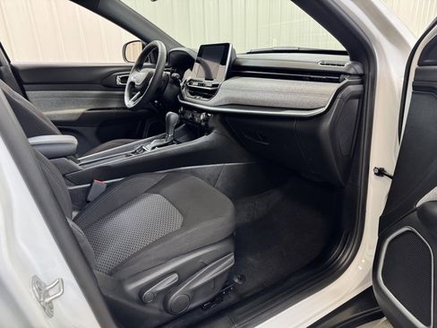 Used 2025 Jeep Compass Sport image 26