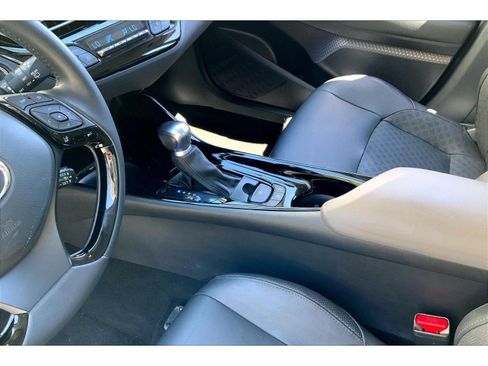 Used 2022 Toyota C-HR Limited FWD image 16