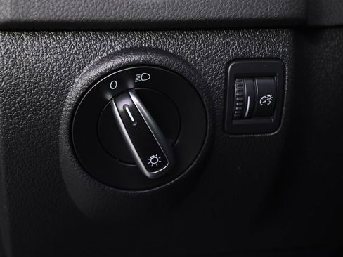 Used 2018 Volkswagen Tiguan Limited w/ Premium Package image 24