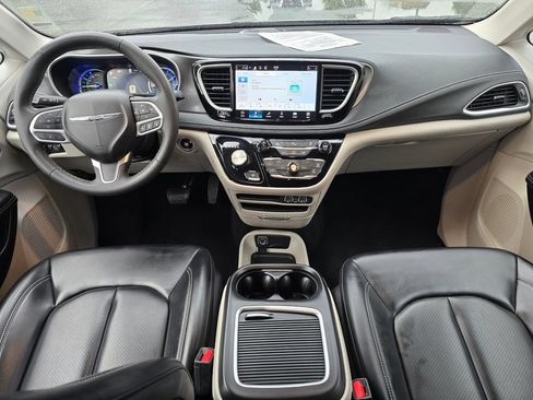 Used 2023 Chrysler Pacifica Touring-L FWD image 16