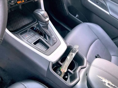 Used 2022 Toyota RAV4 XLE Premium image 17