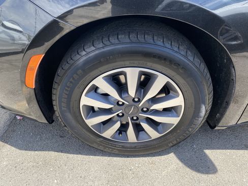 Used 2023 Chrysler Pacifica Touring-L FWD image 11