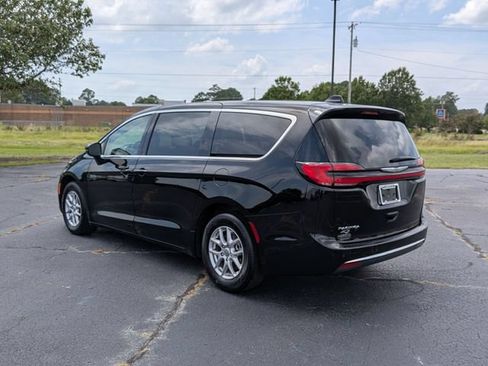 Used 2024 Chrysler Pacifica Touring-L FWD image 5